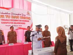 Kepala Desa Trojalu Bojonegoro Melantik Perangkat Desa Baru