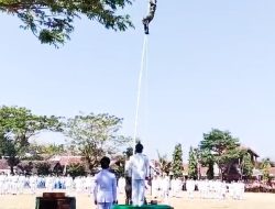 Babinsa Posramil Gondang Bojonegoro Panjat Tiang Bendera Saat Upacara Kemerdekaan Banyak Tuai Pujia