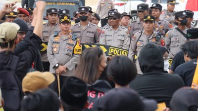 Kapolres Bojonegoro AKBP Mario Prahatinto Pimpin Langsung Pengamanan Unras di Gedung DPRD Bojonegoro