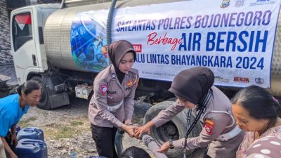 Jelang HUT Lantas 2024, Satlantas Bojonegoro Salurkan 10 Ribu Liter Air Bersih