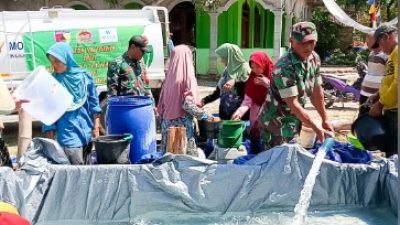 Babinsa Kodim Bojonegoro salurkan 40 Ribu Liter Air Bersih untuk Warga Sugihwara