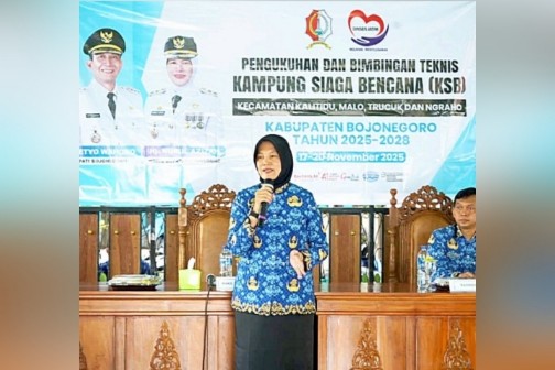 Pemkab Bojonegoro melalui Dinas Sosial menyelenggarakan Pengukuhan dan Bimbingan Teknis Kampung Siaga Bencana (KSB) Tahun 2025-2028 guna peningkatan kapasistas anggota tim KSB melalui bimbingan teknis dan simulasi penanganan bencana, di Balai Desa Pungpungan Kalitidu.
